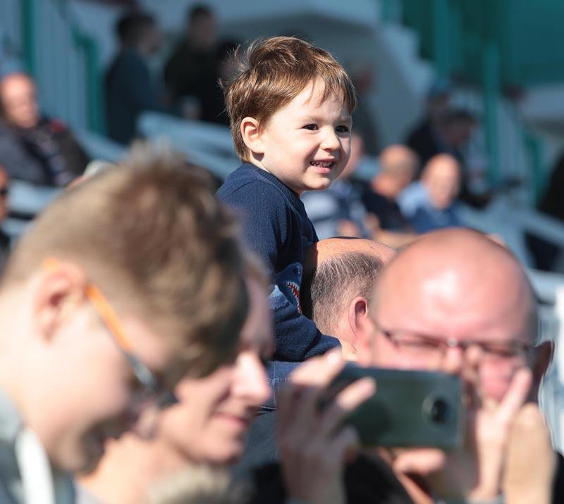 Crowds at Brighton Racecourse watching the racing.